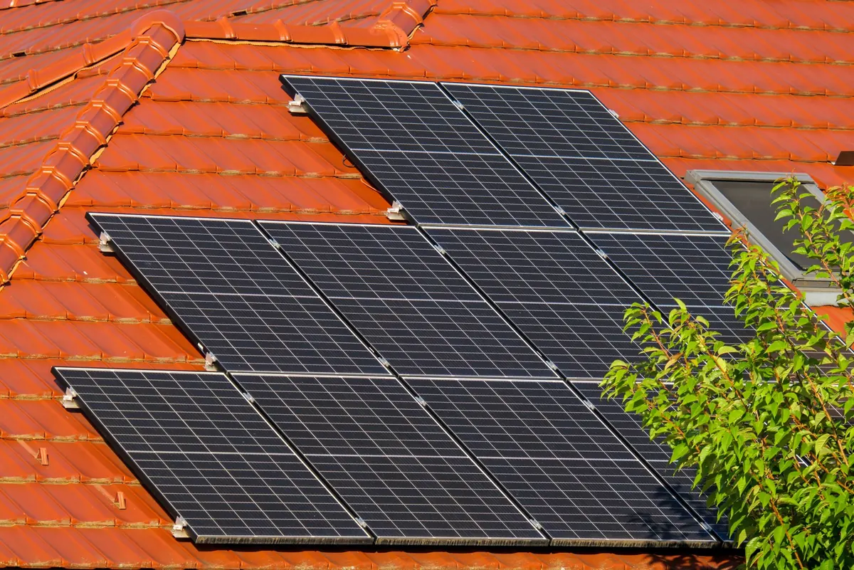Fotonaponski paneli montirani u tri reda na crvenom crijepu obiteljske kuće